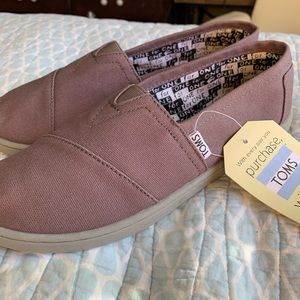 TOMS J 5.5 NWT + box